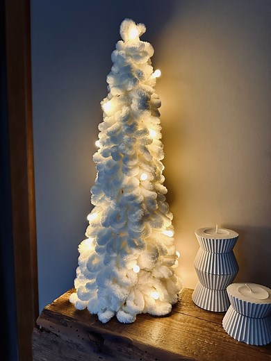 Get ready for a truly magical DIY Christmas project! ✨ In this video, I'll show you how to transform simple, affordable materials into an absolutely breathtaking, adorable white Christmas tree. Forget the stress of crowded stores—let's create a breathtaking centerpiece for your holiday decor! This DIY Christmas tree is crafted using a surprisingly simple technique involving bamboo skewers, a sturdy plastic lid (as the base!), and the incredibly soft Alize Puffy yarn. Finish it by wrapping a mini
