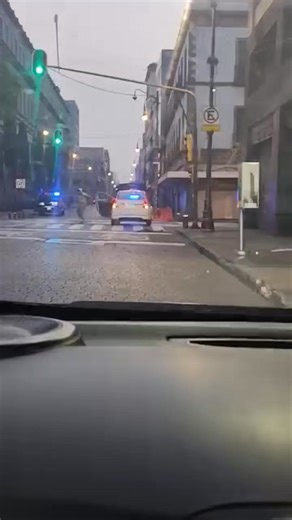 Jueves 25 de Diciembre 2025 #FatalAccidente Circula un video donde fue captado en Calles del Centro Histórico de la CDMX, el conductor de un taxi, que minutos después sufrió un aparatoso choque donde lamentablemente falleció, sobre la Av. San Antonio Abad en la Col. Obrera Alcaldía Cuauhtémoc. En el video se aprecia al hombre que estaba sufriendo una crisis por un posible trastorno psiquiátrico, ya que gritaba que tenía muchos insectos en su cuerpo, esto a escasos metros de una patrulla estacion