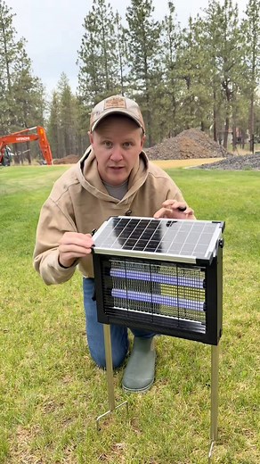 Solar powered bug zapper #bugzapper #solarbugzapper #mosquitos #bugtrap #mosquitobites #outdoorcooking | Viral Useful Product Finds