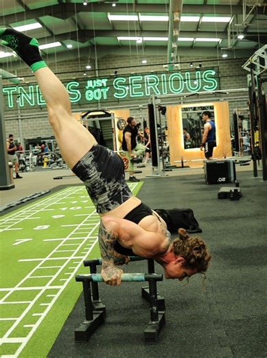 shoulder endurance burn🥵🔥 I may not be close to a planche🥲. but I'll keep on working!!! definitely the hardest thing I've ever tried to learn! 🤯 #calisthenics #handstandchallenge #functionaltraining #bodyweighttraining #training