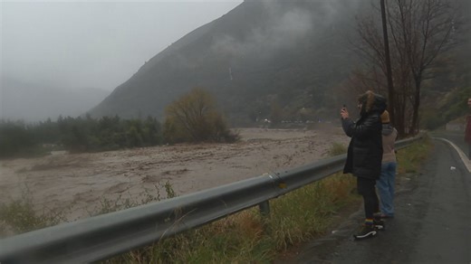 Corte en camino El Volcán por desborde de Río Maipo