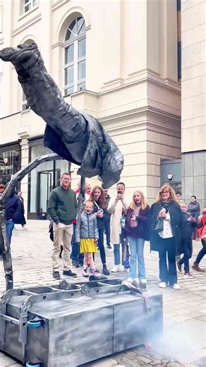 Loving the wide open mouth! #performer #livingstatue #floating #levitating