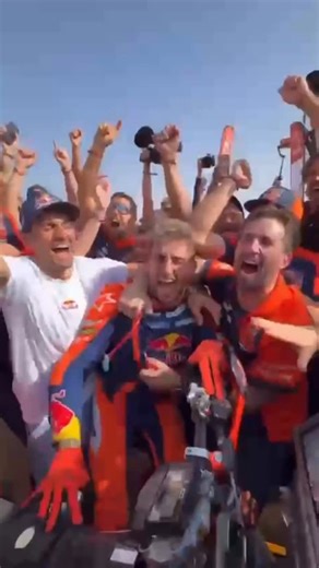 Kevin Benavides on Instagram: "DAKAR CHAMPION 2026 🥇✨ Hicimos historia, los únicos hermanos en el mundo en Ganar el Dakar en motos! BENAVIDES Los hermanos más rápidos del desierto, y argentinos paaaa 🇦🇷 @benavidesbrothersok"