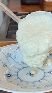 Risalamande 🍨🍒🎅🏻Det er nemmere, end du tror, at lave risalamande fra bunden. Her er min opskrift, som rækker til 8-10 personer.1 portion kold risengrød130 g flormelis1 stang vanilje eller 1 spsk vaniljesukker1/2 tsk salt200 g hakkede, afskallede mandler0,5 l fløde (38 %)Rør risengrøden sammen med flormelis, vanilje, salt og finthakkede mandlerVend letpisket fløde forsigtigt i massenRisengrød:2 dl vand140 g grødris1 liter sødmælk1/2 tsk saltSådan gør du:Skyld grødriseneTilsæt 2 dl vand i en g