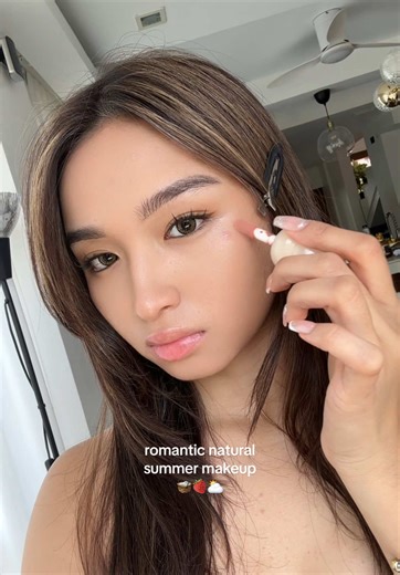 Natural Makeup Look for a Sunny Picnic Day