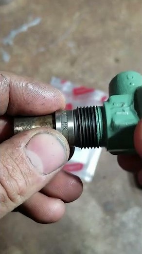 Tractor Mechanic Diesel Fuel Injectors