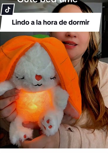 Este conejito con su ropa de zanahoria trae luces música relajante ayudará a tus niños a la hora de dormir. . . . #TikTokShop #RegalosParaNiños #EasterGift #RutinaDeDormir #MamáTikTok