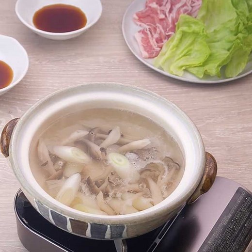 お肉と相性抜群！ レタスと豚肉のしゃぶしゃぶ鍋のレシピ動画・作り方 | デリッシュキッチン
