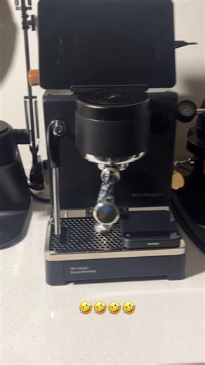 ‎ذوالفقار ليث‎ on Instagram‎: "الطرمبه هيه اداتي المفضلة🤣👌🏼 شنو الاداة المفضله عدكم؟ #v60 #specialtycoffee #قهوة"‎