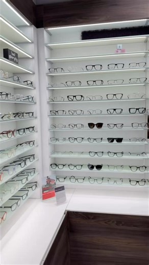 Wir feiern unsere Gleitsicht-Aktion – und du kannst mitfeiern! 🥳 Exklusiv vergeben wir 50 Gutscheine im Wert von 200 € auf alle Premium-Gleitsichtgläser. Egal, ob du bald eine neue Gleitsichtbrille brauchst, das Gefühl hast, dass sich deine Sehstärke verändert hat, oder einfach Lust auf einen frischen Look hast – jetzt ist der perfekte Zeitpunkt! 👉 Klicke auf den Button, vereinbare einen Termin und sichere dir einen der begehrten Gutscheine! 200 € Rabatt warten auf dich – aber nur, solange der