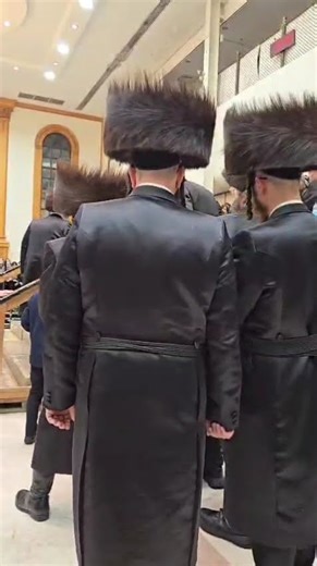 Skver Rebbe Going up to bless the Bride at his greatgrandchild's wedding
