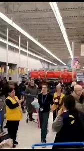 Service de marde venant d'un employeur...Mon fils de 15 ans qui a demander de se faire payer sa journée maladie comme la loi l’exige s’est fait slacker de sur l’horraire et s’est fait intimider par les autres employés et par la boss qui ont eu une attitude très méprisante envers lui. J’explique tour en détail dans le vidéo | Spotted Service de marde