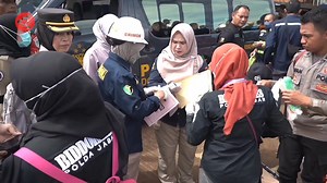 Sejauh ini, tercatat ada 3 korban jiwa dalam kejadian tabrakan Kereta Api Turangga-Commuter Line Bandung Raya yang telah dievakuasi. Tonton selengkapnya: https://m.antaranews.com/video/3900927/kai-sebut-tiga-korban-jiwa-tabrakan-ka-telah-dievakuasi?utm_source=antaranews&utm_medium=mobile&utm_campaign=latest_category | antaranews.com