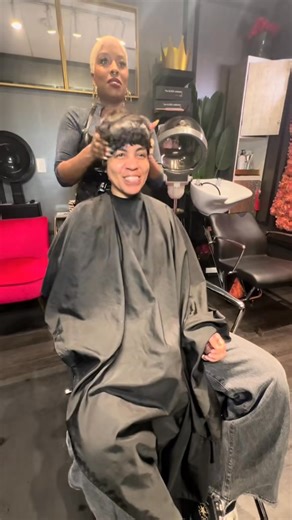 7M views · 70K reactions | A 90s bowl cut for this beauty 朗 Los Angeles! Book here TheBeautyFreek.glossgenius.com #fypageシ #fyp #blackwomenhair #lahairstylist #pixiecut #Bob #90sthrowback #90snostalgia | TheBeautyFreek | Facebook