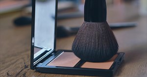 Download Powder with a large brush for applying decorative makeup. Age makeup for free