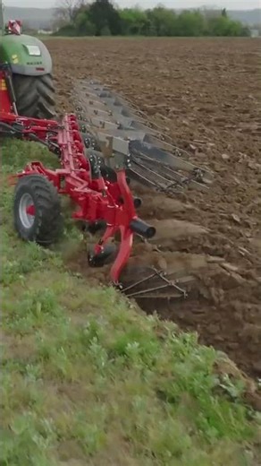 Field display of French Besson plow’s ROVER 80 model #Besson turning plow #ploughing earth turning