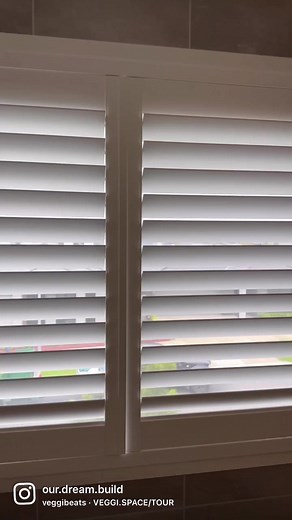 Installing window shutters has never been easier thanks to Tuiss Blinds Online 🙌🏻 I am not joking when I say these took us literally 10 minutes to install. It is so easy & cost efficient doing it yourself! I highly recommend Blinds Online 👏🏻 Their products are amazing quality & super easy to install yourself. Their customer service is second to none & not to mention the money you save doing it yourself, it’s a win win!💰 . . The shutters shown here are called the “Alpine Smooth White Polymer