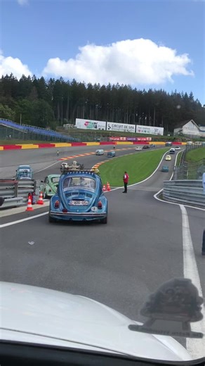 #volkswagen #beetle #goodtimes #levwbugshow #aircooled #fusca #spafrancorchamps #spa #cruising #cartok #feelgood