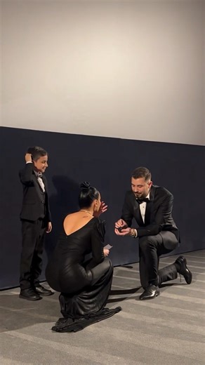 103K views · 1.6K reactions | Donaldi i propozon Bora Zemanit në premierën e filmit “5 herë Jo”  | Vip-magazine.al | Facebook