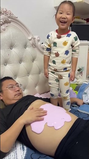 Eating baby's toes #father-daughter #daily life of father and daughter