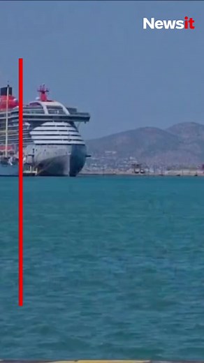 ‼️Συναγερμός σήμανε το πρωί της Κυριακής (10.8.2025) όταν ένας άνδρας εντοπίστηκε να επιπλέει νεκρός στο λιμάνι του Πειραιά. ‼️Πληροφορίες αναφέρουν πως πρόκειται για ηλικιωμένο άνδρα, ενώ κανείς δεν φαίνεται να τον είδε να πέφτει στη θάλασσα. Ο άτυχος άνδρας δεν έφερε προσωπικά έγγραφα ή κάποιο αντικείμενο που θα μπορούσε να βοηθήσει στην αναγνώρισή του. Όταν ανασύρθηκε με τη βοήθεια προσωπικού ξηράς του Λιμενικού επιβεβαιώθηκε ότι ο άνδρας ήταν νεκρός και διακομίστηκε στο Τζάνειο για την ιατρο