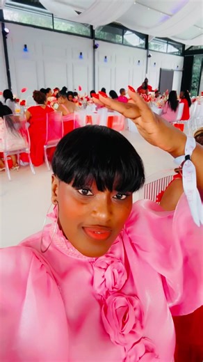 Mumbling the lyrics😂but at least the vocals weren’t tragic. The ladies? Absolutely stunning👌🔥🩷