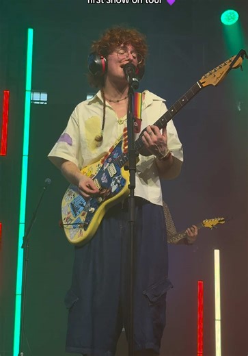 crowd WAS LOUD 😩 @cavetown in singaporee for the ‘running with scissors’ tour 💜