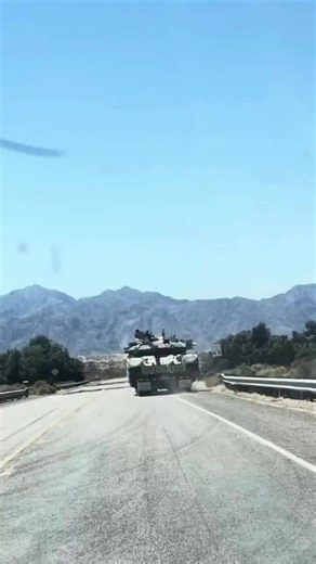 34K views · 515 reactions | Một chiếc xe tăng T-80UD với hệ thống phòng thủ chủ động Drozd APS đang được chở trên đường bang Arizona, Mỹ. - Kỹ thuật quân sự Hải quân - | Kỹ thuật quân sự Hải Quân | Facebook