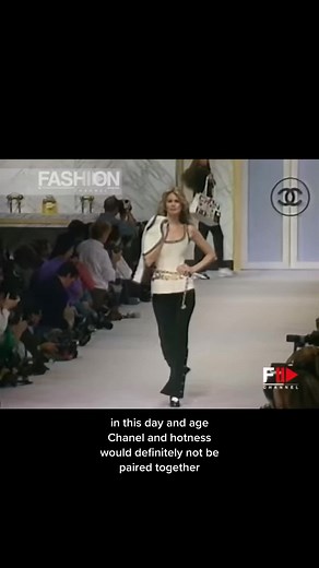 Claudia Schiffer 90s Walk: Chanel Runway Fashion Week Highlights