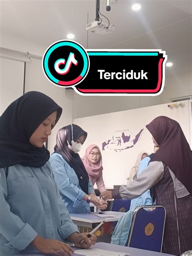 ujian sistem ketok familiar sekali diseantero jagat pendidikan, mau di SD, SMP, SMA sampai perkuliahan. waktu yang saya berikan masih manusiawi yaitu 60 detik/soal. jangan tanya perihal harap2 cemas saat mengerjakan soal. dengan waktu yang mefet dan cepat makanya ga sempet lirik kanan dan kiri. eitttzzzzzzz tapi saya pernah menciduk mahasiswa yang nyontek dong. tanpa babibu langsung saya sobek sebagai sanksi sosial. ada yang sepakat dengan saya? #mikrobiologi #kuis #sistemketok #dosenunpak #crea