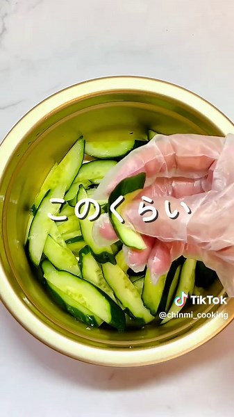 私の市販の韓国冷麺の食べ方 市販の冷麺でお店みたいな韓国冷麺が作れます。しゃりしゃりに凍らせたの冷麺は暑い日に最高です👍 📍材料 市販の韓国冷麺 ゆで卵 きゅうり(唐辛子粉、すし酢) 大根サンム(あれば) スイカ(梨やりんご、トマトでも) 📍作り方 きゅうりはスライスして、塩揉みし5分程置いてすし酢、唐辛子粉で味つける ※冷麺のスープは3時間前に凍らせておく 麺を市販の説明通りの時間ゆがいて、水で冷やす。 あとは麺の上に材料を乗せて、凍らせておいたスープを注ぎ入れたらできあがり🙌 親戚のお店でもだしている韓国冷麺をおうちでも手軽にできる市販の冷麺で作りました🫶 #韓国冷麺 #韓国冷麺レシピ #韓国料理 #水冷麺 #물냉면