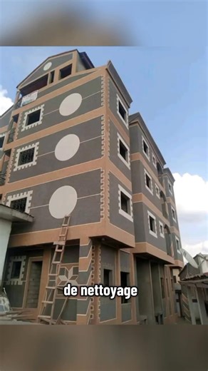 #KamerGroup🇨🇲Le revêtement des murs en granulite est une technique de finition qui consiste à appliquer une couche de granulite sur les murs pour les protéger et les décorer. La granulite est un matériau composite constitué de granulés de pierre ou de verre, mélangés à un liant. Ayant comme avantages - Protection contre les intempéries et les chocs - Décoration et personnalisation des murs - Résistance aux fissures et aux dégradations - Facilité d'entretien et de nettoyage Il est important de 