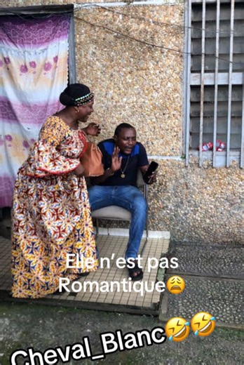 Elle n’est pas romantique 😩😒😩