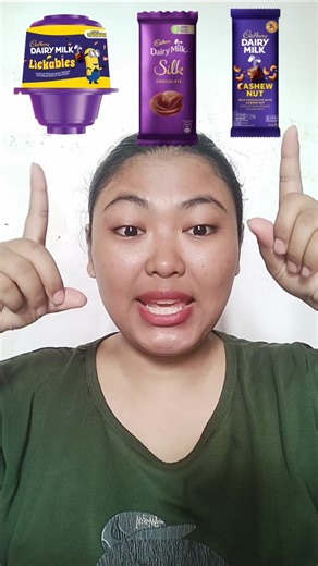 Makan coklat dairy milk