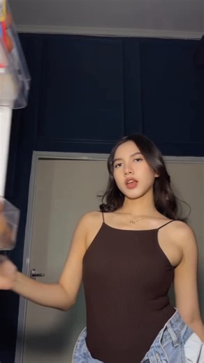 Shandra Bahari on Instagram: "Join the trend 🤏🏼"