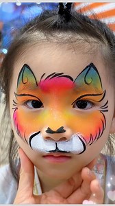 Kitten face painting is always a kid favorite! Cute ears, tiny whiskers, and soft blush— once it’s done, kids instantly say: “I’m a little kitty now!” 🐱✨ It’s simple, adorable, and super photogenic, perfect for booths, birthday parties, and school events. A classic design that never goes out of style! Want to learn this kitten face painting? Comment “Want to learn,” and I’ll teach you step by step! 👇 #KittenFacePainting #CuteFaceArt #KidsFacePainting #FacePainterLife #BodyArt #FacePaintingTuto