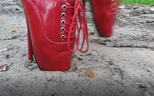 穿20cm的芭蕾高跟鞋踩水，外国美女雨后穿超高跟水坑踩泥 High Heels Extreme 03(480P)——Studio HH