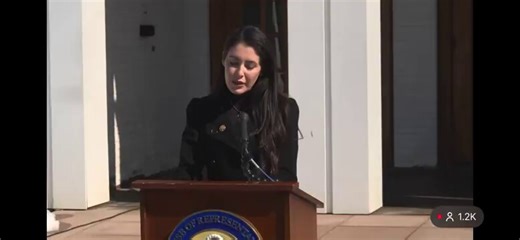 フロリダ州選出の共和党議員、アンナ・パウリナ・ルナ下院議員は、エプスタイン事件の共謀者4人（全員女性）の名前を挙げ、彼女たちは議会で証言するよう召喚される予定だ。ルナ議員は、彼女たちが少女を人身売買していたため、司法取引に応じたとしても、司法省によって起訴されるべきだと主張している。早く名前を挙げてほしい！🇺🇸@SGTnewsNetwork に参加しよう👉📎 X  (Twitter)▪️Truth Social