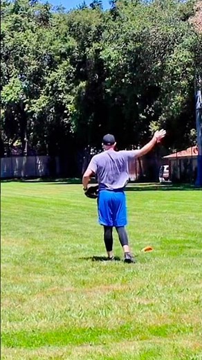 Massaging the arm in long toss ⚾️ ~ LESSON #baseball