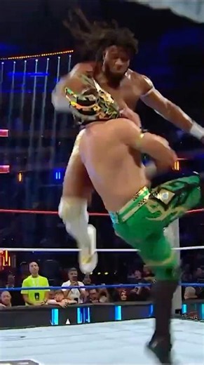 WHAT A WAY TO START THE NIGHT! Incredible match between Trick Williams and Laredo King!🔥👏 #SNME
