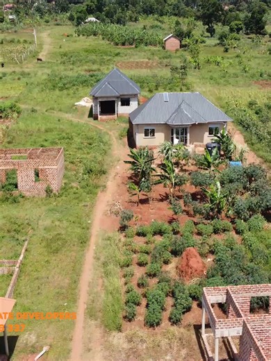 OMUKYALA AYIIYA MULUNGI ATABEERA MU LUGAMBO. MODEL VIEW ESTATE DEVELOPERS - 0700 63 6 37