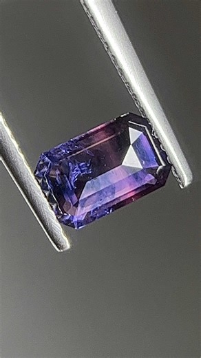 There’s a whole world inside your sapphire, so lets talk about it! Sapphire inclusions are unique internal characteristics that form as the gem develops. These inclusions can include fine mineral crystals, liquid-filled cavities, or silky rutile needles (or natures fingerprints as many of us call it). These are natural markers that distinguish one sapphire from another. #sapphire #gemfacts #bicolorsapphire #inclusions #sapphirejewelry #customengagementring #sapphirelove #jewelrymaking #jewelrylo