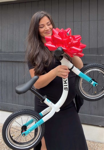 Shhh… don’t tell our toddler, but we are getting her a bike for Christmas! 🎁🚲✨ She’s 2.5 now and the @bikybikes is the perfect balance bike for little ones ages 1.5 to 4 years old - lightweight, confidence-boosting, and honestly the cutest thing under the tree. ⭐️ Here’s why balance bikes are the BEST intro bikes for toddlers: • Builds confidence - they learn to balance first without the frustration of pedals. • Supports coordination & gross motor skills - they naturally learn steering, foot c