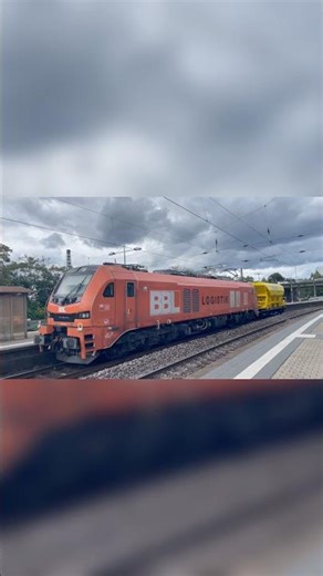 Stadler Eurodual ￼von BBL Logistik zieht einen gelben Waggon ￼
