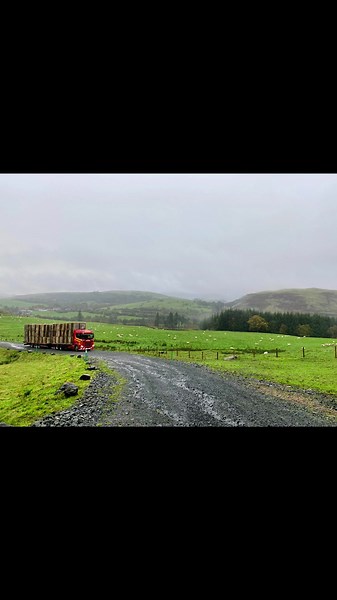 Gutter season is well and truely upon us.🤦🏼‍♀️ #fyp #trucker#hgv #hgvdriver#fyyp#agri #agriculture #womensupportingwomen #womenempowerment #scania #scaniatrucks #harvest2022 #scotland #hay #straw #mud #jcb #trucker #truckersofinstagram