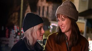 ‘Happiest Season’ Trailer: Kristen Stewart & Mackenzie Davis In Holiday Rom-Com With Daniel Levy, Alison Brie & Aubrey Plaza
