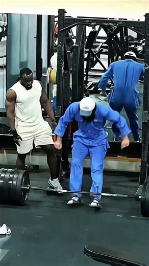 Aggressive bodybuilder vs 32KG MOP GYM PRANK #funny #trolllife #prank #anatoly