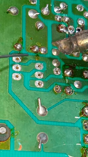 134K views · 761 reactions | it's easy to solder the transistor legs #tips #soldering #electronic #diy | Andi Distorsing | Facebook