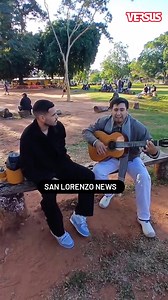 "Y hasta de chilena a Messi le va a humillar" 😎🎶🇵🇾 El artista guaraní, Pablo Ozuna, compuso una canción dedicada al goleador albirrojo y orgullo sanlorenzano, Antonio Sanabria en el barrio Florida de la ciudad. ¿Qué te pareció? 🤔 📹San Lorenzo News | #somosversuspy #versus #versuspy | Vs Sports