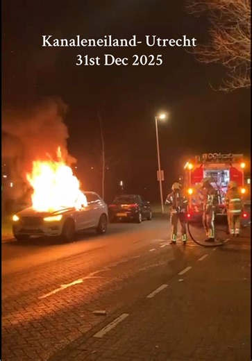 Vlak voor het nieuwe jaar vloog een auto in brand door het vuurwerk op Kanaleneiland. De brandweer arriveerde net op tijd voordat de hele auto in vlammen opging. just before the new year a car was lit on fire by the fireworks in kanaleniland .the firebrigade arrived just in time before the whole car got burned #pov #kanaleneiland #2025 #Netherlands #brandweer